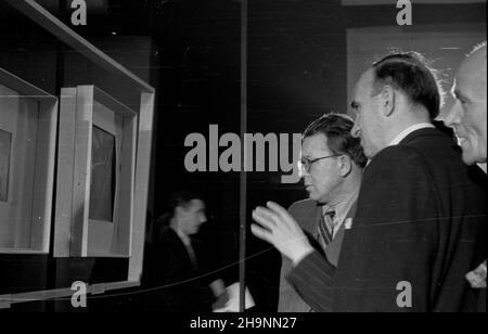 Varsovie, 1948-12-09.Pokonkursowa wystawa fotograficzna pt.Praca Robotnika i Rolnika.Wystawê W salach Klubu M³odych Artystów i Naukowców przy ulicy Królewskiej 13 otworzy³ ministre kultury i sztuki Stefan Dybowski (3P). mta PAPVarsovie, le 9 décembre 1948.L'exposition de photos post-concours intitulée le travail d'Un travailleur et D'un agriculteur.L'exposition a été ouverte par le ministre de la Culture et des Arts, Stefan Dybowski (3rd à droite) au Club des jeunes artistes et des boursiers, situé au 13, rue Krolewska. mta PAP Banque D'Images