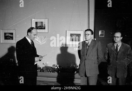 Varsovie, 1948-12-09.Pokonkursowa wystawa fotograficzna pt.Praca Robotnika i Rolnika.Wystawê W salach Klubu M³odych Artystów i Naukowców przy ulicy Królewskiej 13 otworzy³ ministre kultury i sztuki Stefan Dybowski (2P). mta PAPVarsovie, le 9 décembre 1948.L'exposition de photos post-concours intitulée le travail d'Un travailleur et D'un agriculteur.L'exposition a été ouverte par le ministre de la Culture et des Arts, Stefan Dybowski (2nd à droite) au Club des jeunes artistes et des boursiers, situé au 13, rue Krolewska. mta PAP Banque D'Images