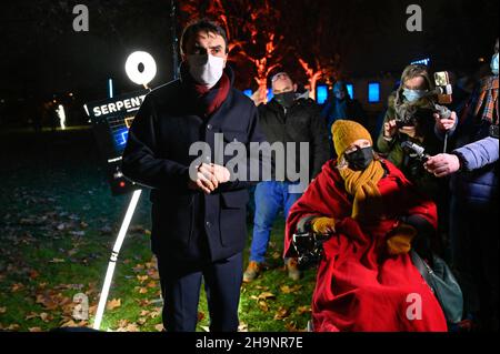 Le maire de Lyon Gregory Doucet donne une interview lors de la fête des Lumières 2021 à Lyon, France, le 7 décembre 2021.Photo de Julien Reynaud/APS-Medias/ABACAPRESS.COM Banque D'Images