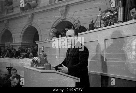 Varsovie, 1948-12-17.Kongres Zjednoczeniowy Polskiej Partii Robotniczej (PPR) i Polskiej Partii Socjalistycznej (PPS), 15-21 XII, W auli Politechniki Warszawskiej.I Zjazd Polskiej Zjednoczonej Partii Robotniczej (PZPR).NZ. w imieniu Francauskiej Partii Komunistycznej przemawia Jean Paul Herman. ka PAP Varsovie, 17 décembre 1948.Le Congrès de l'unification du Parti ouvrier polonais (PPR) et du Parti socialiste polonais (PPS), à l'Université de technologie de Varsovie, du 15 au 21 décembre.Le Congrès de 1st du Parti des travailleurs Unis polonais (PZPR).Photo : Jean Paul Herman parlant au nom de la Communauté française Banque D'Images