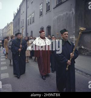 Cracovie 01.10.1982.Inauguracja roku akademickiego na Uniwertecie Jagielloñskim.NZ. Tradycyjny przemarsz profesorów z Collegium Maius do Audytorium maximum.W Centrum rektor UJ Józef Andrzej Gierowski. ka PAP/Jerzy OchoñskiCracovie, le 1 octobre 1982.Les professeurs de l'université jagiellonienne inaugurent la nouvelle année académique dans un cortège traditionnel du Collegium Maius de l'université au maximum de l'Auditorium.Au centre de l'Université Jagiellonian Recteur Jozef Andrzej Gierowski. ka PAP/Jerzy Ochonski Banque D'Images