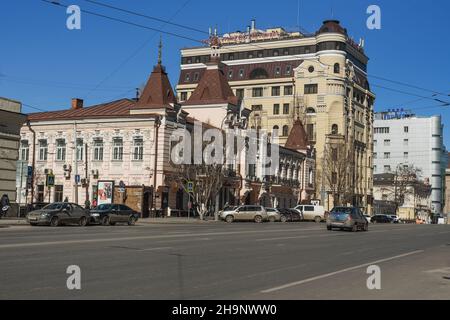 Rostov-sur-le-Don, Russie - 12 mars 2021 : vue de la maison Shenderov et des bâtiments sur la perspective Voroshilovsky Banque D'Images