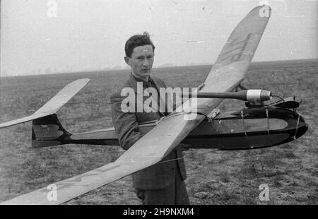 Varsovie, 1949-01.I Ogólnopolskie Zimowe Zawody Modeli Szybowców Szkolnych i Wyczynowych zorganizawane przez Zwi¹zek M³odzie¿y Polskiej (ZMP).NZ.Jan Tomaszewski (Poznañ) z modelem z napêdem odrzutowym. wb PAP Dok³adny dzieñ wydarzenia nieustalony.Varsovie, le 1949 janvier.Le concours national d'hiver 1st de formation et de modèles de Glider compétitifs organisé par l'Union polonaise de la jeunesse (ZMP).Photo : Jan Tomaszewski (Poznan) avec un modèle propulsé par jet. wb PAP Banque D'Images