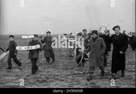 Varsovie, 1949-01.I Ogólnopolskie Zimowe Zawody Modeli Szybowców Szkolnych i Wyczynowych zorganizawane przez Zwi¹zek M³odzie¿y Polskiej (ZMP).NZ. grupa modelarzy z Poznania. wb PAP Dok³adny dzieñ wydarzenia nieustalony.Varsovie, le 1949 janvier.Le concours national d'hiver 1st de formation et de modèles de Glider compétitifs organisé par l'Union polonaise de la jeunesse (ZMP).Photo : un groupe de fabricants de modèles de Poznan. wb PAP Banque D'Images