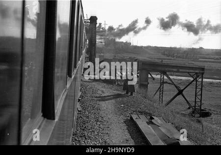 Rumunia, 1949-01.Polska delegacja rz¹dowa, z premierem Józefem Cyrankiewiczem i ministrem scrud zagranicznych Zygmuntem Modzelewskim na czele, przebywa³a W Rumuni W dniach 24-26 stycznia.Podró¿owa³a poci¹giem specjalnym.NZ. Przejazd przez Rumuniê. mw PAP Dok³adny dzieñ wydarzenia nieustalony.Roumanie, janvier 1949.Une délégation du gouvernement polonais, dirigée par le PM Jozef Cyrankiewicz et le Ministre des affaires étrangères Zygmunt Modzelewski, a effectué une visite en Roumanie du 24 au 26 janvier.Il a voyagé sur un train spécial.Photo : voyage en Roumanie. mw PAP Banque D'Images