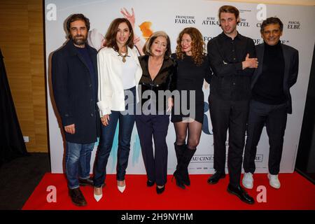 Gregory Montel, Aure Atika, Françoise Fabian, Directeur Aurelie Saada, Damien Chapelle,Pascal Elbe assiste à la première de Rose qui s'est tenue au cinéma Pathe Weppler à Paris, France, le 7 décembre 2021.Photo de David Boyer/ABACAPRESS.COM Banque D'Images