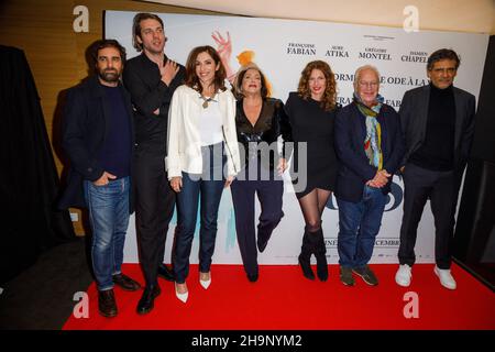 Gregory Montel, Aure Atika, Françoise Fabian, Directeur Aurelie Saada, Damien Chapelle,Bernard Murat, Pascal Elbe assiste à la première de Rose qui s'est tenue au cinéma Pathe Weppler à Paris, France, le 7 décembre 2021.Photo de David Boyer/ABACAPRESS.COM Banque D'Images