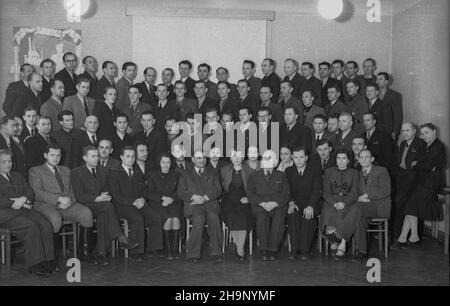 Varsovie, 1949-01.Siedziba KCZZ (Komitetu Centralnego Zwi¹zków Zawodowych) Plenty ulicy Juliana Bartoszewicza.NZ. Uczestnicy kursu dla instuktorów wspó³zawodnictwa pracy W zak³adach.Dok³adny dzieñ wydarzenia nieustalony. bk PAPVarsovie, le 1949 janvier.Le siège du Comité central des syndicats sur la rue Juliana Bartoszewicza.Photo : un cours pour les instructeurs de compétition sur les lieux de travail. bk PAP Banque D'Images