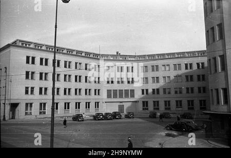 Varsovie, 1949.Siedziba Komisji Centralnej Zwi¹zków Zawodowych przy ul.Kopernika róg ul.Bartoszewicza. msa PAP Dok³adny miesi¹c i dzieñ wydarzenia nieustalone.Varsovie, 1949.Le siège de la Commission centrale des syndicats sur la rue Kopernika, à l'angle de la rue Bartoszewicza. msa PAP Banque D'Images