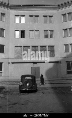 Varsovie, 1949.Siedziba Komisji Centralnej Zwi¹zków Zawodowych przy ul.Kopernika róg ul.Bartoszewicza.g³ówne wejœcie. msa PAP Dok³adny miesi¹c i dzieñ wydarzenia nieustalone.Varsovie, 1949.Le siège de la Commission centrale des syndicats sur la rue Kopernika, à l'angle de la rue Bartoszewicza.Photo : l'entrée principale. msa PAP Banque D'Images