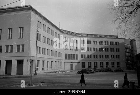 Varsovie, 1949.Siedziba Komisji Centralnej Zwi¹zków Zawodowych przy ul.Kopernika róg ul.Bartoszewicza. msa PAP Dok³adny miesi¹c i dzieñ wydarzenia nieustalone.Varsovie, 1949.Le siège de la Commission centrale des syndicats sur la rue Kopernika, à l'angle de la rue Bartoszewicza. msa PAP Banque D'Images