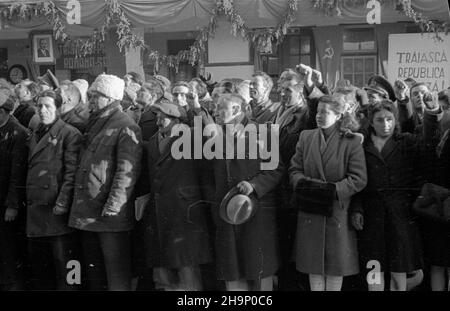 Rumunia, 1949-01.Polska delegacja rz¹dowa, z premierem Józefem Cyrankiewiczem i ministrem scrud zagranicznych Zygmuntem Modzelewskim na czele, przebywa³a W Rumuni 24-26 stycznia.¿podró podró owali specjalnym poci¹giem (tzw.PONSZ Poci¹g Osobowy Nadzwyczajny Specjalnego Znaczenia).polsk¹ delegacjê uroczyœcie witano na ka¿dym postoju poci¹gu. mw PAP Dok³adny dzieñ wydarzenia nieustalony.Roumanie, 23 janvier 1949.Une délégation gouvernementale polonaise dirigée par le PM Jozef Cyrankiewicz et le Ministre des affaires étrangères Zygmunt Modzelewski s'est rendue en Roumanie du 24 au 26 janvier.Les politiciens ont voyagé o Banque D'Images