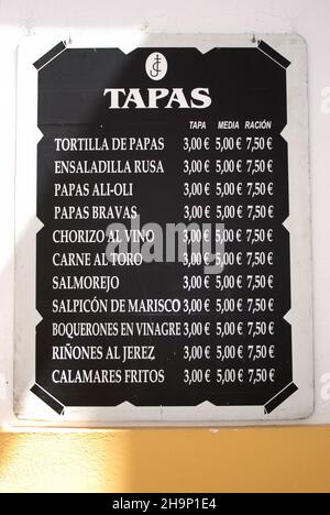 Menu de tapas typique devant un bar dans la vieille ville de Cordoue, Espagne. Banque D'Images