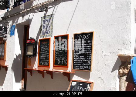 Un menu de tapas typique est proposé à l'extérieur d'un bar de la vieille ville de Cordoue, en Espagne Banque D'Images