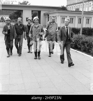 IWin, 1981-06-04.Pratowncy kopalni miedzi Konrad (na po³udniowy wschód od Boles³awca) zorganizowali strajk przeciwko przetrzymywaniu wiêŸniów politycznych.NZ. Kopalni. Pracownicy amw PAP/CAF/Eugeniusz Wo³oszczukIWin, 4 juin 1981.Les travailleurs de la mine de cuivre Konrad (au sud-ouest de Boleslawiec) ont organisé une grève aginst détentions de prisonniers politiques.photo: Travailleurs de la mine. amw PAP/CAF/Eugeniusz Woloszczuk Banque D'Images