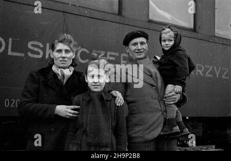 Miêdzylesie, 1949-01-02.Przyjazd grupy reeimrantów z Francji.NZ. Górnik Franciszek Marchwiak z ¿on¹ i córkami Helen¹ i Marysi¹, przybyli z Thivencelles, W Departamencie pas-de-Calais. wb PAPMiedzylesie, 2 janvier 1949.L'arrivée d'un groupe de rapatriés de France.Photo : le mineur Franciszek Marchwiak, avec sa femme et ses filles Helena et Marysia, est venu de Thivencelles, dans le département du pas-de-Calais. wb PAP Banque D'Images