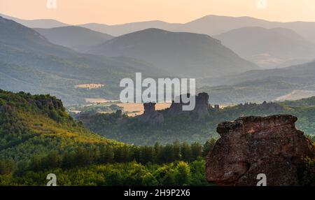 Vue sur les rochers de Belogradchik, région de Kaleto, attractions touristiques Banque D'Images