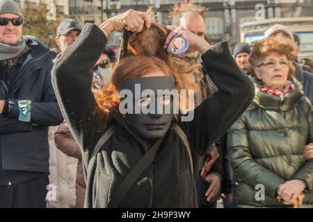 Madrid, Madrid, Espagne.6th décembre 2021. Le mouvement civique Ã‚Chalecos¨BlancosÃ‚¨ a démontré Ã la Puerta del sol de Madrid, Espagne pour protester contre la tyrannie sanitaire et exiger le droit de décider des parents avec leurs enfants et de chaque citoyen, en plus de l'asphyxie économique et de la séparation sociale sous le slogan.Ã‚Â¨la vérité va nous donner libre Ã‚Â¨, non Ã la tyrannie!Liberty!!!.dans leur manifeste, ils déclarent les suivants.Nouvelle loi électorale.élection directe des députés par circonscriptions avec des listes ouvertes.un Espagnol, une voix, la même dans tout le territoire espagnol.Eliminat Banque D'Images