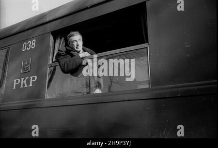 Rumunia, 1949-01.Polska delegacja rz¹dowa, z premierem Józefem Cyrankiewiczem i ministrem scrud zagranicznych Zygmuntem Modzelewskim na czele, przebywa³a W Rumuni 24-26 stycznia.Przejecha³a 4 tysi¹ce mithów poci¹giem specjalnym (tzw.PONSZ Poci¹g Osobowy Nadzwyczajny Specjalnego Znaczenia), jad¹c do Bukaresztu przez Czechos³owacjê i Wêgry.NZ. na ka¿dym postoju polskich goœci wita³y t³umy mieszkañców.W oknie wagonu podsekretarz stau W Ministerstwie Przemys³u i Handlu Ludwik Grosfeld. mw PAP Dok³adny dzieñ wydarzenia nieustalony.Roumanie, janvier 1949.Un deleg gouvernemental polonais Banque D'Images