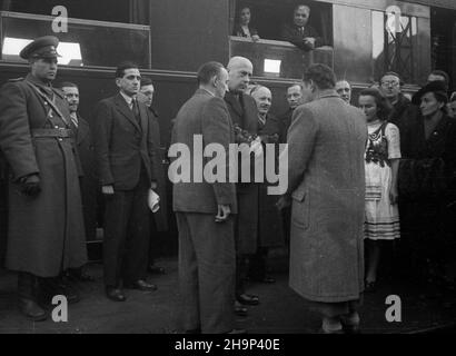 Rumunia, 1949-01.Polska delegacja rz¹dowa, z premierem Józefem Cyrankiewiczem i ministrem scrud zagranicznych Zygmuntem Modzelewskim na czele, przebywa³a W Rumuni 24-26 stycznia.Przejecha³a 4 tysi¹ce mithów poci¹giem specjalnym (tzw.PONSZ Poci¹g Osobowy Nadzwyczajny Specjalnego Znaczenia), jad¹c do Bukaresztu przez Czechos³owacjê i Wêgry.Na ka¿dym postoju polskich goœci wita³y t³umy mieszkañców.NZ. m.in. premier ministre Cyrankiewicz (6L), ministre Modzelewski (7L), ministre komunikacji Jan Rabanowski (8L), ministre kultury i sztuki Stefan Dybowski (z prawej W okularach), dziennikarz Polskiej Banque D'Images