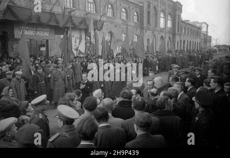 Rumunia, 1949-01.Polska delegacja rz¹dowa, z premierem Józefem Cyrankiewiczem i ministrem scrud zagranicznych Zygmuntem Modzelewskim na czele, przebywa³a W Rumuni 24-26 stycznia.Przejecha³a 4 tysi¹ce mithów poci¹giem specjalnym (tzw.PONSZ Poci¹g Osobowy Nadzwyczajny Specjalnego Znaczenia), jad¹c do Bukaresztu przez Czechos³owacjê i Wêgry.Na ka¿dym postoju polskich goœci wita³y t³umy mieszkañców.NZ. m.in. premier Cyrankiewicz (³ysy), z kamer¹ opérateur Polskiej Kroniki Filmowej W³adys³aw Forbert. mw PAP Dok³adny dzieñ wydarzenia nieustalony.Roumanie, janvier 1949.Un gouvernement polonais Banque D'Images