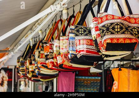 Mise au point sélective.Sacs à main traditionnels turcs colorés en magasin dans le marché de bazar en Turquie Banque D'Images