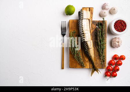 Ensemble de poissons de maquereau fumé froid, sur fond de table en pierre blanche, plan de dessus, avec espace de copie pour le texte Banque D'Images