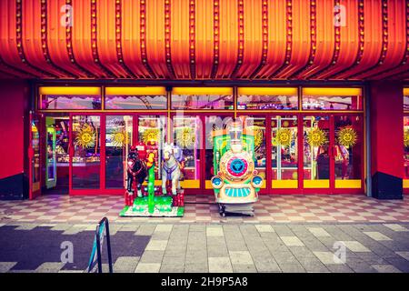 Arcade d'amusement déserte lors d'une sombre journée de décembre à Southend-on-Sea Banque D'Images