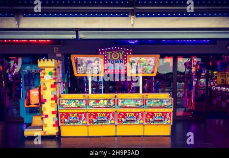 Arcade d'amusement déserte lors d'une sombre journée de décembre à Southend-on-Sea Banque D'Images