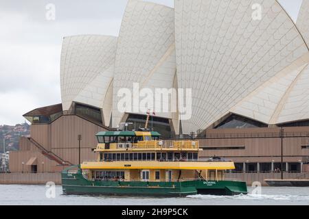 MV Balmoral Sydney ferry sur la route F1 Manly à Circular Quay, nouveau ferry de classe émeraude introduit fin 2021, Sydney Harbour, Nouvelle-Galles du Sud, Australie Banque D'Images