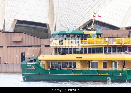 MV Balmoral Sydney ferry sur la route F1 Manly à Circular Quay, nouveau ferry de classe émeraude introduit fin 2021, Sydney Harbour, Nouvelle-Galles du Sud, Australie Banque D'Images