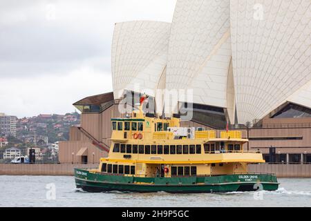 Le ferry de Sydney, MV Golden Grove, passe devant l'Opéra de Sydney lors d'une journée d'été sur le port de Sydney, en Nouvelle-Galles du Sud, en Australie Banque D'Images