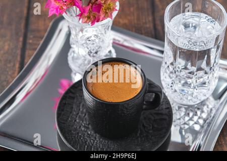 Vue de dessus du café turc traditionnel sur fond de bois Banque D'Images