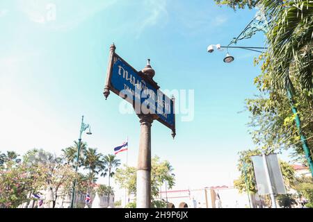 Bangkok, Thaïlande.7th décembre 2021.Jeunes du réseau du groupe Chana Rak Thin.Déclaration sur le cas de la dispersion du rassemblement du peuple Jana devant la Maison du gouvernement hier soir.En cas de demande de progrès sur la fin de la propriété industrielle de Chana, Song khla.Ils passeront leur vie à se tenir contre le projet jusqu'au bout. Ils y compris en révélant l'accord que l'État a soumis à la personne arrêtée pour cesser de faire de telles demandes en échange de ne pas être poursuivis.(Credit image: © Edirach Toumlamoon/Pacific Press via ZUMA Press Wire) Banque D'Images