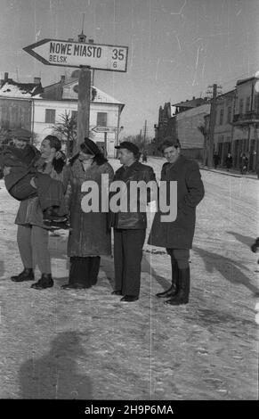 Grójec, 1949-02.Rynek z klasycystycznym ratuszem z 1809 roku, zbudowanym wed³ug projektu Hilarego Szpilowskiego.NZ. Ekipa Polskiej Kroniki Filmowej m.in. Operatorzy Wiktor Janik (2L), Mieczys³aw Wiesio³ek (1P). mw PAP Dok³adny dzieñ wydarzenia nieustalony.Grojec, 1949 février.Le marché avec hôtel de ville classicistique de 1809 conçu par Hilary Szpilowski.Photo : l'équipe polonaise de Newsreel, cameramen Wiktor Janik (2nd à gauche), Mieczyslaw Wiesiolek (1st à droite). mw PAP Banque D'Images