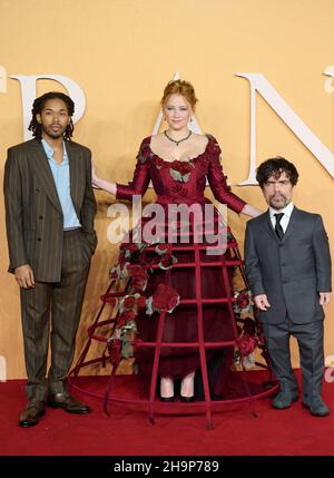 Londres, Royaume-Uni .7 décembre 2021 .Kelvin Harrison Jr, Hayley Bennett et Peter Dinklage à la première de Cyrano au Royaume-Uni.Crédit : Alan D West/Alamy Sto Banque D'Images