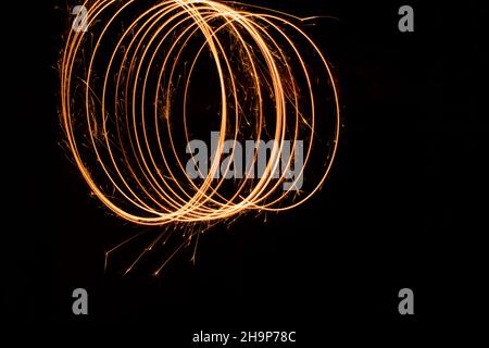 Scintillez plusieurs bruiteurs de feu à forme de cercle isolés sur l'arrière-plan Banque D'Images
