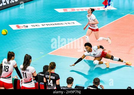 ZAPORIZHHIA, UKRAINE - 7 DÉCEMBRE 2021 - les joueurs de SC Prometey Dnipro sont photographiés lors de la série ronde Volley 2022 Women 4th de la CEV Champions League Banque D'Images