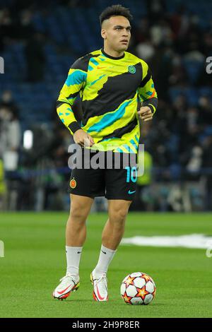 Lautaro Martinez d'Inter se réchauffe lors de la Ligue des champions de l'UEFA, le match de football du Groupe D entre le Real Madrid et le FC Internazionale le 7 décembre 2021 au stade Santiago Bernabeu à Madrid, Espagne - photo: IrH/DPPI/LiveMedia Banque D'Images