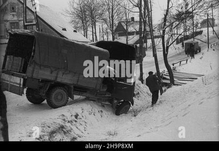 Szczyrk, 1949-02.W dniach 4-9 lutego odby³y siê pierwsze po wojnie XXIV Narodowe Narciarskie Mistrzostwa Polski.W konkursie skoków startowa³o 74 zawodników, zwyciê¿y³ Stanis³aw Marusarz (68,5 i 71 m), drugi Leopold Tajner (66,5 i 64,5 m), trzeci Jan Kula (62 i 68,5 m).DLA u³atwienia dojazdu na zawody skierowano dodatkowy tabor samochodów.NZ. Trudne warunki na drogach wy³¹cza³y samochody z ruchu. mw PAP Dok³adny dzieñ wydarzenia nieustalony.Szczyrk, 1949 février.Le championnat national de ski de Pologne 24th s'est tenu du 4 au 9 février.Une compétition de saut à ski 74 Banque D'Images