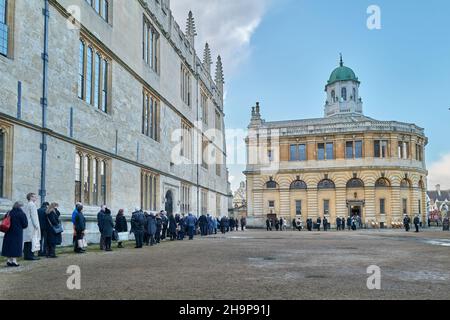 Les parents et les parents des diplômés font la queue dans le quadrilatère de Clarendon pour entrer dans le théâtre de Sheldonian, université d'Oxford, Angleterre, novembre 2021. Banque D'Images