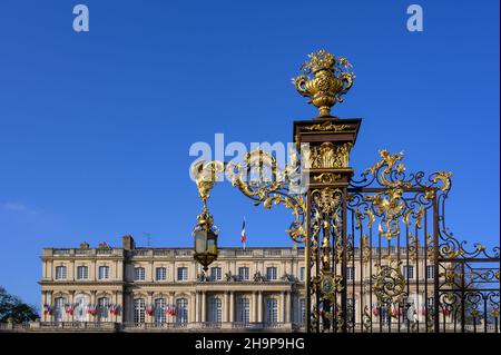 Les portes en fer forgé du Palais du Gouvernement à la place de la carrière, Nancy, France Banque D'Images