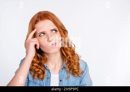 Photo de la jeune femme sérieuse pensive et sérieuse look vide espace tenir doigt temple isolé sur fond gris couleur Banque D'Images