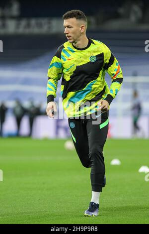 Ivan Perisic d'Inter se réchauffe lors du match de football du groupe D de l'UEFA Champions League entre le Real Madrid et le FC Internazionale le 7 décembre 2021 au stade Santiago Bernabeu de Madrid, Espagne - photo : IrH/DPPI/LiveMedia Banque D'Images