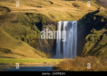 Longue exposition de la célèbre cascade de Skogafoss en Islande depuis le point de vue de haut loin Banque D'Images