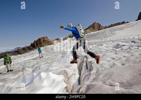 La grave (Alpes françaises, sud-est de la France) : randonnée sur le glacier Girose, dans le massif des Ecrins, avec un guide de haute montagne de la Compagnie Oisans-EC Banque D'Images