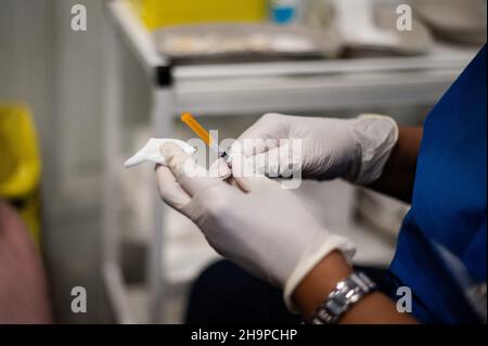 Un membre du personnel médical prépare une seringue contenant une dose du vaccin Pfizer-BioNTech Covid-19 dans un centre de vaccination temporaire du 13th arrondissement de Paris, le 7 décembre 2021, dans le contexte de la pandémie du Covid-19 (nouveau coronavirus).Le 19 novembre 2021, la France a mis à la disposition de tous les adultes des tirs de rappel Covid-25.Photo de Mylène Deroche/ABACAPRESS.COM Banque D'Images