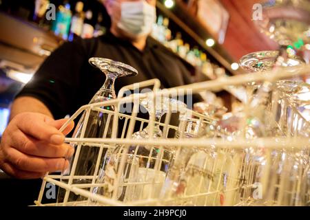 Berlin, Allemagne.06th décembre 2021.Un propriétaire de pub nettoie le lave-vaisselle dans un pub de Berlin.Le salaire minimum doit augmenter l'année prochaine.Credit: Christoph Soeder/dpa/Alay Live News Banque D'Images