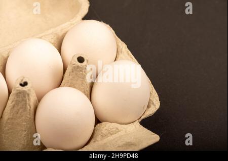 Œufs de poulet blancs dans un plateau en carton blanc, gros plan sélectif Banque D'Images