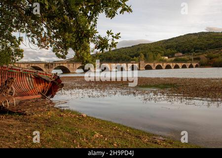 Pont au-dessus du réservoir de la rivière Ebro dans la Cantabrie. Banque D'Images